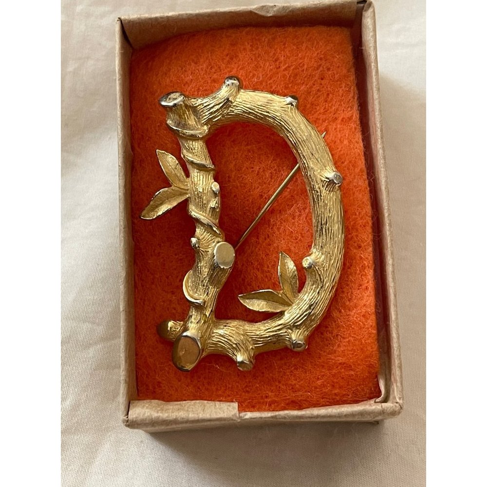 Sarah Coventry Vintage "D" Branches with leaves Design Brushed Gold Tone Brooch - Picture 2 of 12